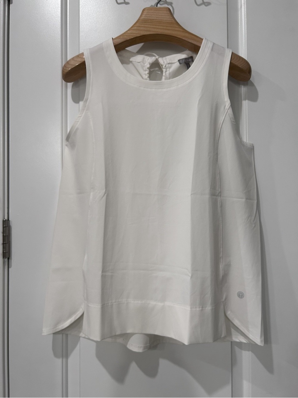 T by Talbots Size Medium Tie Back Sleeveless Fitness Top White Moisture Wicking